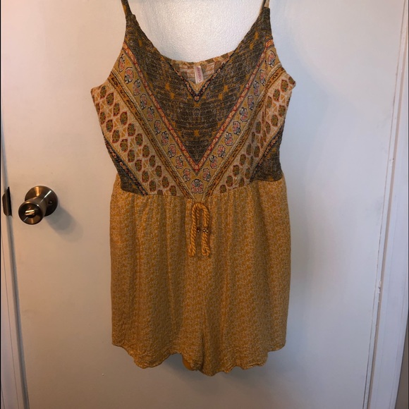 Cute Summer Romper 💛 - Picture 1 of 5
